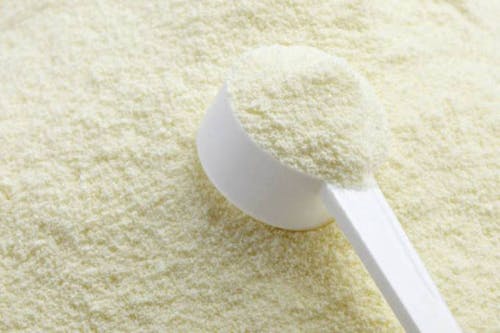 Projeto que proíbe a reconstituição de leite em pó importado avança na Câmara